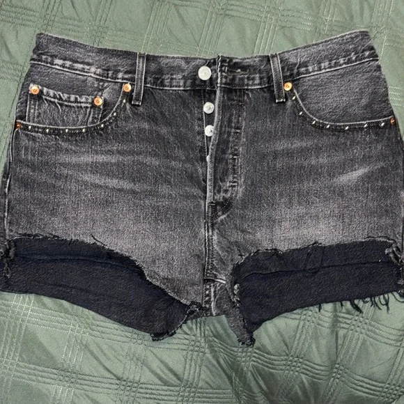 Levi’s501 Button-Fly “Studded” Black Denim ShortsSize: W 31